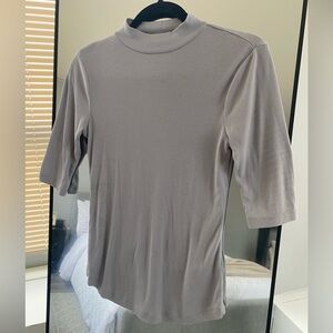 Gap - Ribbed Mock Neck Half Sleeve Tee in Silver Grey - Size S